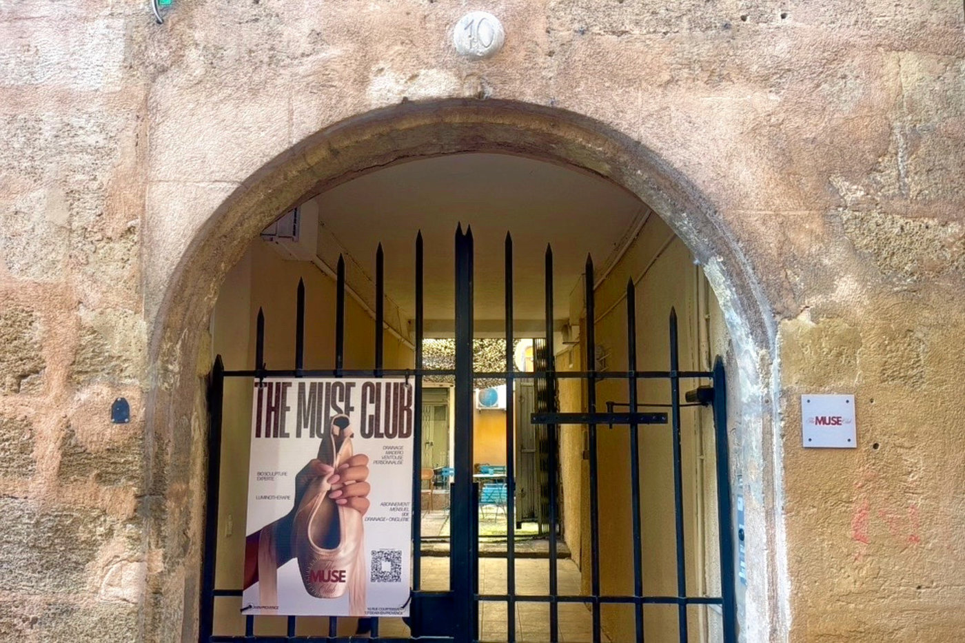 L’entrée du Muse Club au 10 rue Courteissade à Aix-en-Provence